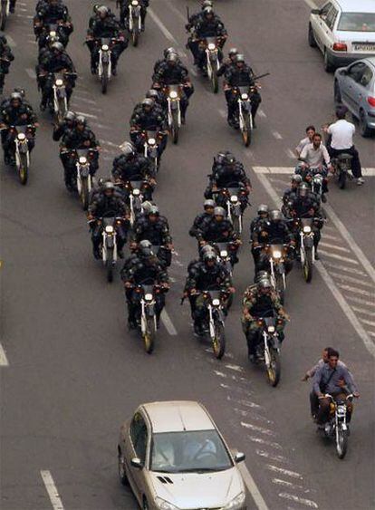 Policías antidisturbios motorizados cortan el tráfico durante una patrulla en Teherán.