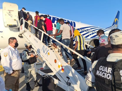 El Instituto Nacional de Migración deporta a 129 haitianos en Tapachula, Chiapas, el 6 de octubre.