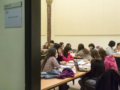 Alumnes del Màster d'Edició de la UAB, durant una de les classes d'un curs anterior.