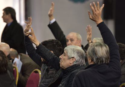 Hugo Moyano, levanta la mano durante una asamblea extraordinaria de la Asociación Argentina de Fútbol el 11 de julio de 2016 en Ezeiza (Argentina).