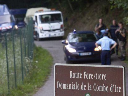 La gendarmería francesa escolta el coche en el que han asesinado a la familia británica, cerca de Chevaline.