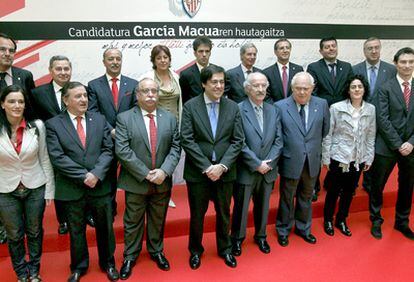 Fernando García Macua, ayer en el Carlton rodeado de los miembros de su plancha electoral.