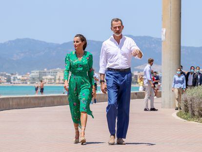 El Rey Felipe VI y la Reina Letizia visitan la Playa de Palma con motivo de su viaje a las Islas Baleares en Palma de Mallorca, el pasado 25 de junio.