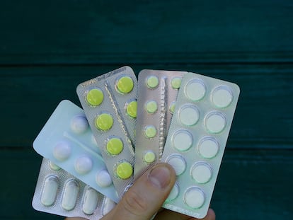 hand holds pills in packs