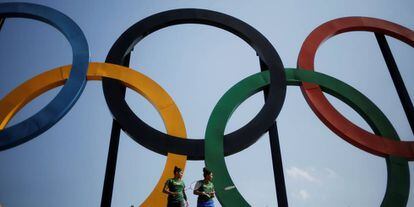 Dos jugadoras de b&aacute;dminton, frente a un logo de los Juegos Ol&iacute;mpicos en Rio de Janeiro (Brasil), donde se celebrar&aacute;n las Olimpiadas de este a&ntilde;o.