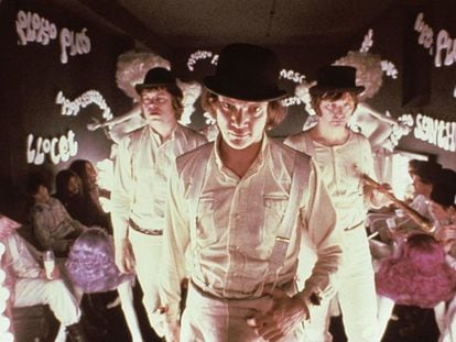 Malcolm McDowell, en el centro, en una imagen de 'La naranja mecánica'.