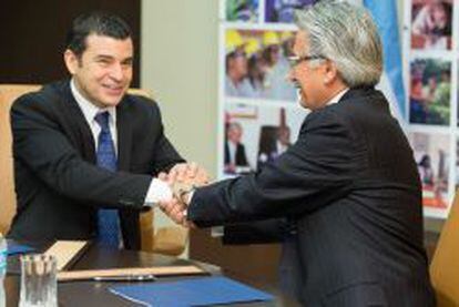 Miguel Galuccio, presidente de YPF, con Ali Moshiri, CEO de Chevron, el pasado diciembre.