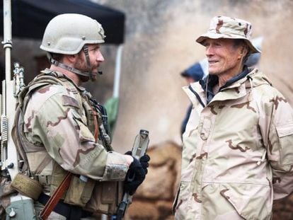 Bradley Cooper y Clint Eastwood, en el rodaje de &#039;El francotirador&#039;.