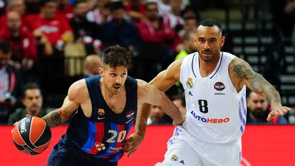 Nicolás Laprovittola y Adam Hanga durante el partido entre el Barcelona y el Real Madrid en las semifinales de la Euroliga.