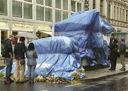 La reproducción de la caseta del Checkpoint Charlie, cubierta de lonas azules.