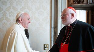 El cardenal Reinhard Marx (derecha) saluda al Papa Francisco en una audiencia privada en el Vaticano en febrero de 2020.