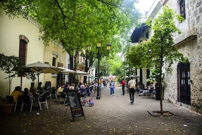 Restaurantes y casas coloniales en el centro histórico de Santo Domingo, en la República Dominicana.