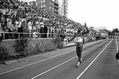 Estadio de Vallehermos, el atleta Edwin Moses, saluda al público después de perder la prueba de 400 metros vallas ante Danny