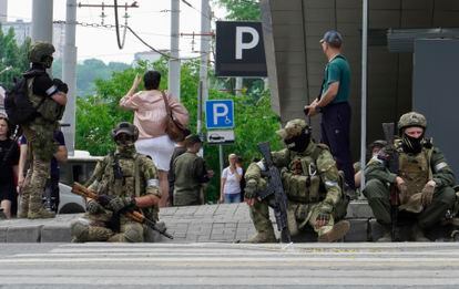 Efecitivos de Wagner montan guardia en el centro de la ciudad rusa de Rostov.