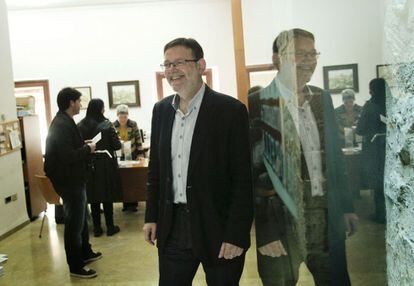 El líder del PSPV-PSOE, Ximo Puig, a la salida del colegio electoral en el que ha votado en Morella.