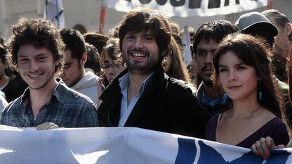Los entonces líderes estudiantiles Noam Titelmann (izquierda), Gabriel Boric (centro), y Camila Vallejo (derecha) participan en una marcha el miércoles 16 de mayo de 2012 en el centro de Santiago de Chile.