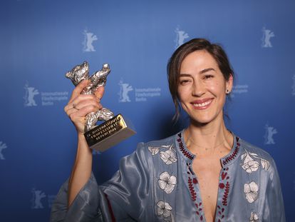 Natalia López Gallardo, este miércoles con el Oso de Plata de la Berlinale.