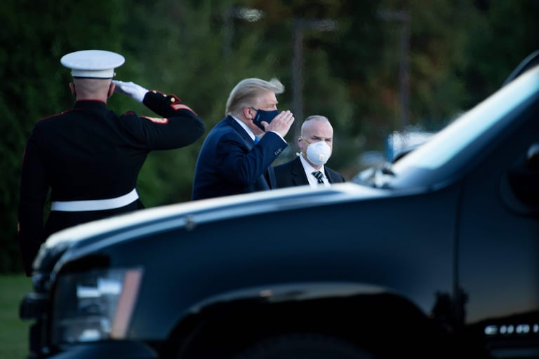 El presidente de EE UU, Donald Trump, al llegar al hospital Walter Reed, el 2 de octubre después de dar positivo en coronavirus.