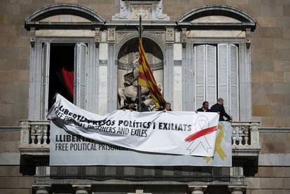 Pancartas en el palacio de la Generalitat que Quim Torra tuvo que retirar tras la decisión de la Junta Electoral. 
