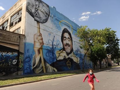 Uno de los murales sobre Maradona con el escudo y colores de Boca Juniors.