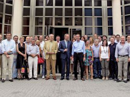 Alberto Fabra posó ayer, ante la sede del PP en Valencia, con todo el equipo de la campaña electoral del partido.