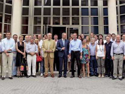 Alberto Fabra posó ayer, ante la sede del PP en Valencia, con todo el equipo de la campaña electoral del partido. 