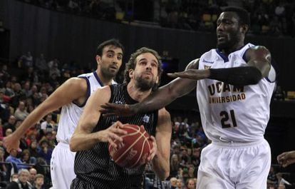 El pívot nigeriano del UCAM Ehimen Orukpe intenta impedir la entrada del alero del Bilbao Basket Roger Grimau
