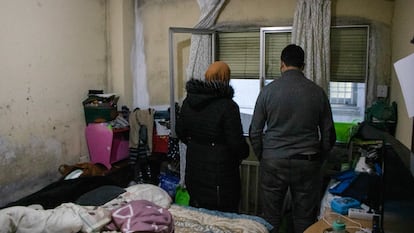 DVD 1032 (14-12-20) Reportaje sobre la falta de ahorro en los hogares españoles. Una familia en un piso de Móstoles, y apenas tienen recursos por lo que los cuatro (padre, madre, hijo de 3 años y bebé) tienen que dormir en una habitción (con las paredes llenas de humedades) porque no tienen dinero para más. Foto de Daniel Lara