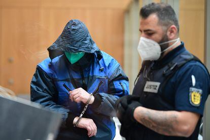 Un acusado de pertenencia a una célula terrorista de extrema derecha, en la sala de juicios de la prisión de alta seguridad de Stammheim, en Stuttgart, Alemania, en abril de 2021.