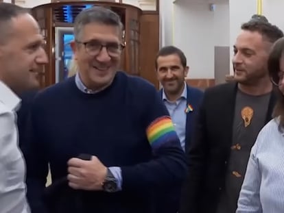 Un grupo de diputados socialistas entra en el Congreso con el brazalete arcoíris