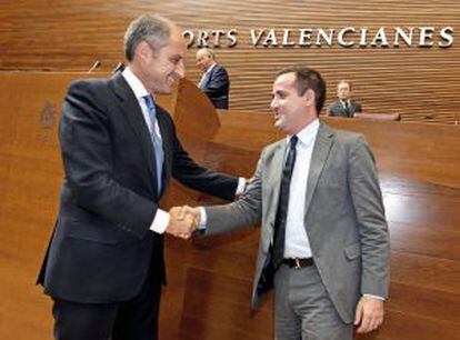 El president de la Generalitat, Francisco Camps, estrecha la mano del portavoz del PSPV-PSOE en Les Corts, Jorge Alarte, tras jurar hoy su cargo.