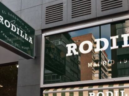 Entrada a un local de Rodilla en Madrid.