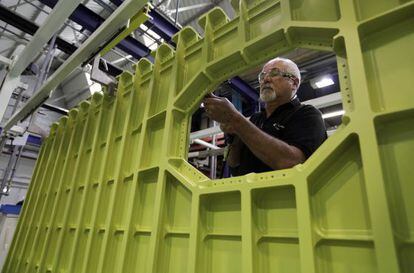 Un operario en la planta de Airbus en Filton.