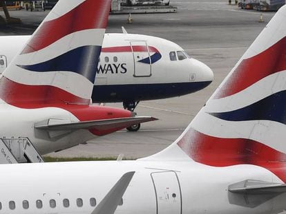 Varios aviones de la compañía británica British Airways en el aeropuerto de Heathrow, en Londres (Reino Unido).