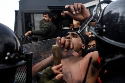 El personal de la policia detiene a unos manifestantes durante la protesta contra el acuerdo de subvención propuesto de Estados Unidos bajo Millennium Challenge Corporation (MCC), en Katmandú (Nepal).