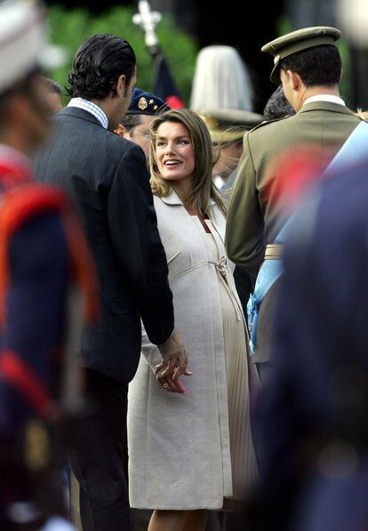 Embarazada de más de ocho meses de la princesa Leonor, doña Letizia eligió en 2005 un vestido plisado de corte imperio y un abrigo a conjunto. A las dos semanas, nacía la primera hija de los entonces Príncipes de Asturias.