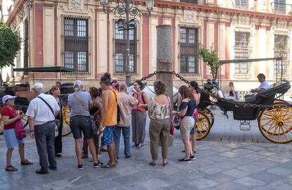 Un grupo de turistas por el casco histórico de Sevilla.