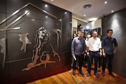 Pablo Iglesias y su equipo antes de la rueda de prensa Foto: Bernardo Pérez.