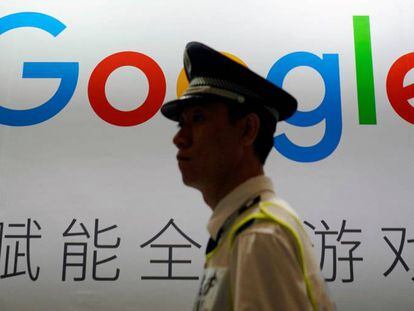 Una persona de seguridad junto a un logo de Google en un congreso en Shanghai. 