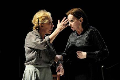 Rosa Maria Sardà (a l'esquerra) i Núria Espert, a l'obra 'La casa de Bernarda Alba'.