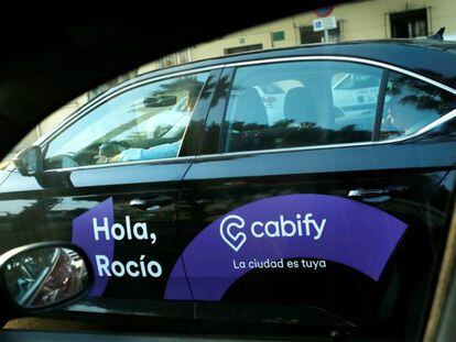Un vehículos de Cabify circula por una calle en España. 
 