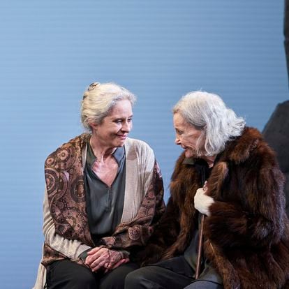 Vicky Peña y Nuria Espert en una escena de la obra 'La isla del aire', Teatre Romea. Fotografía: DAVID RUANO