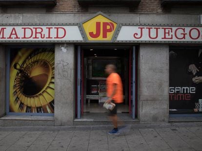 La entrada de Madrid JP, una de las casas de apuestas en el Puente de Vallecas, en Madrid.