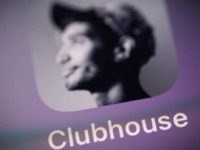 Aplicación Clubhouse en la pantalla de un iPhone.
