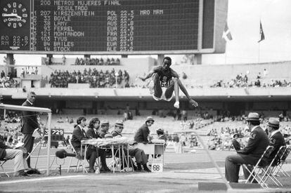 El salto récord de Bob Beamon.