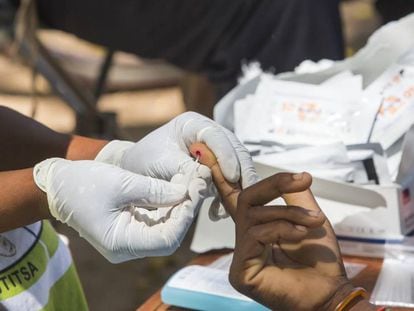 Un médico toma una muestra de sangre en Malawi.