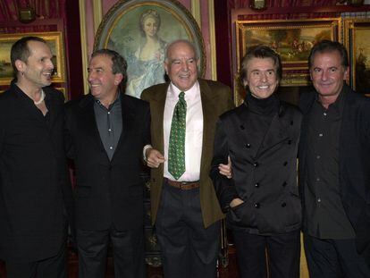 Tomás Muñoz (centro) posa con los cantantes Miguel Bosé, José Luis Perales, Raphael y Víctor Manuel, durante la presentación de su libro 'Memoria banal' en 2004.