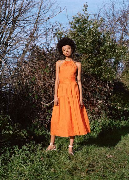 Si andas a la búsqueda de un vestido de inspiración vintage que llene de estilo tu verano, te gustará este de &Other Stories confeccionado en seda Mulberry de un potente color naranja.