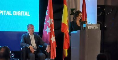 La presidenta de la Comunidad de Madrid, Isabel Díaz Ayuso, junto al director general de Interxion España, en un evento para presentar el nuevo centro de datos de la compañía en Madrid.