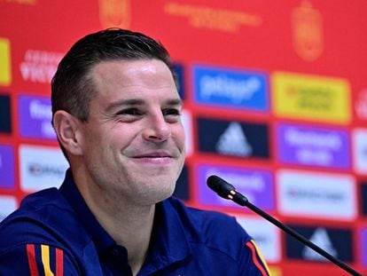 Spain's defender Cesar Azpilicueta attends press conference at the Qatar University training site in Doha on November 19, 2022, ahead of the Qatar 2022 World Cup football tournament. (Photo by JAVIER SORIANO / AFP)